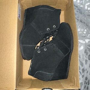 Tom’s collete wedges